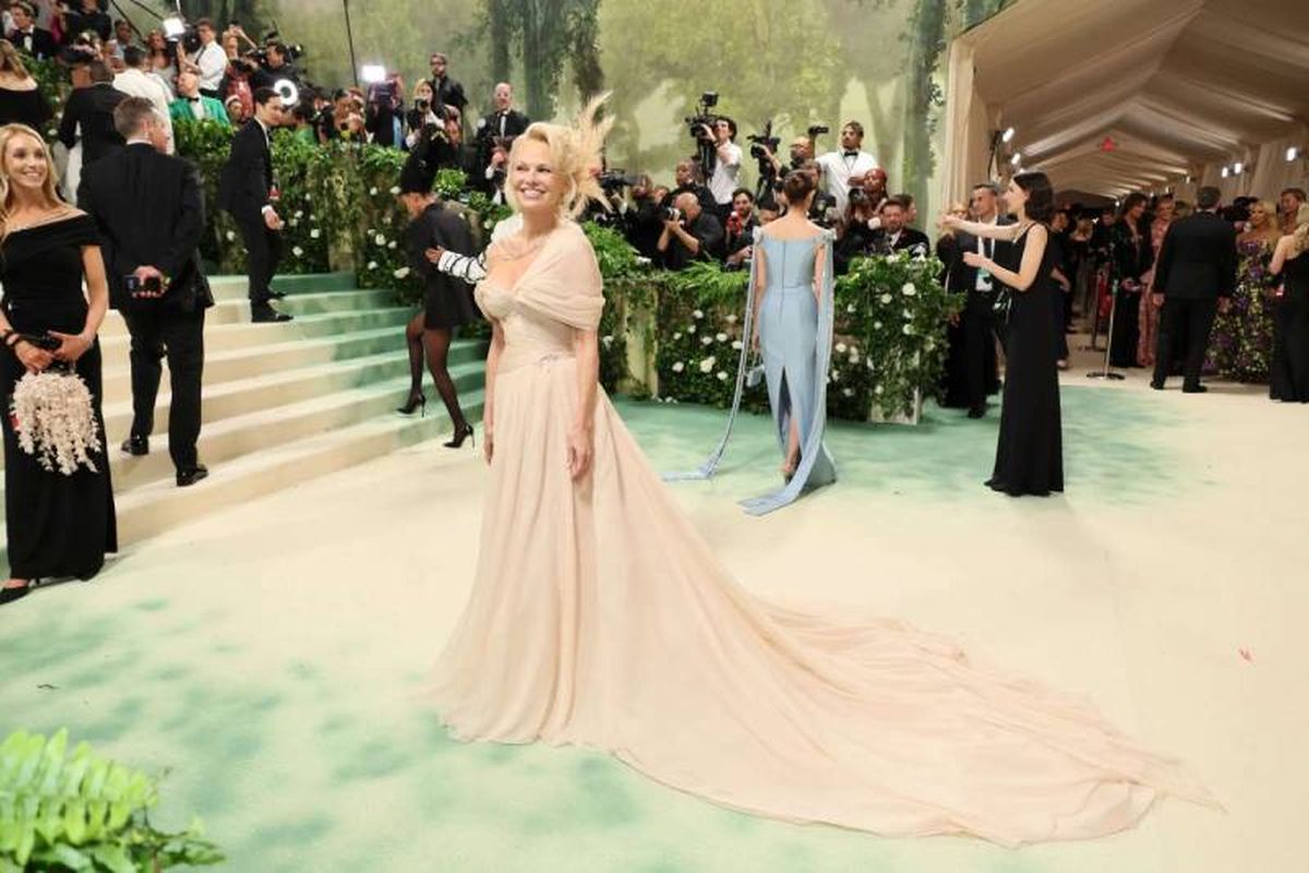 Pamela Anderson MET Gala 2024
