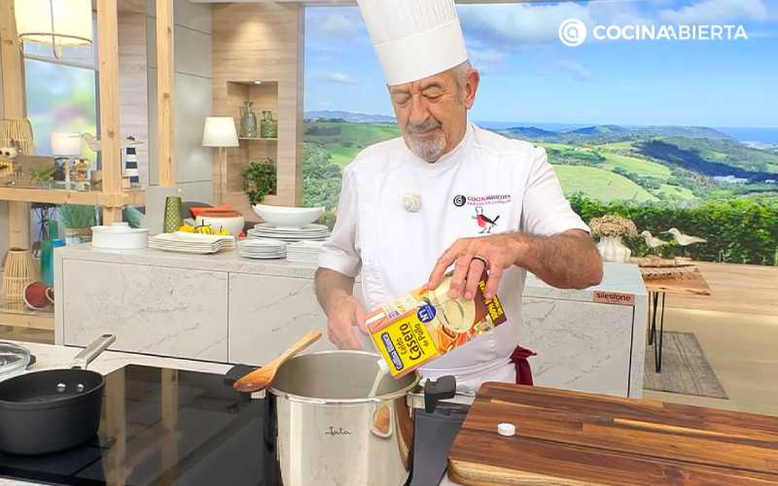 Añade el caldo de pollo y cierra la olla rápida