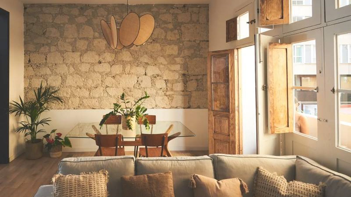 Salón comedor con decoración rústica.