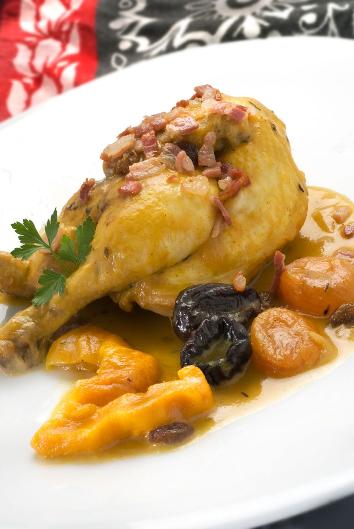 Picantones en salsa de cava con frutas pasas