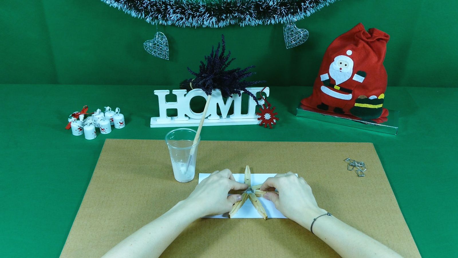 Paso tres para hacer estrellas de Navidad con pinzas de madera.
