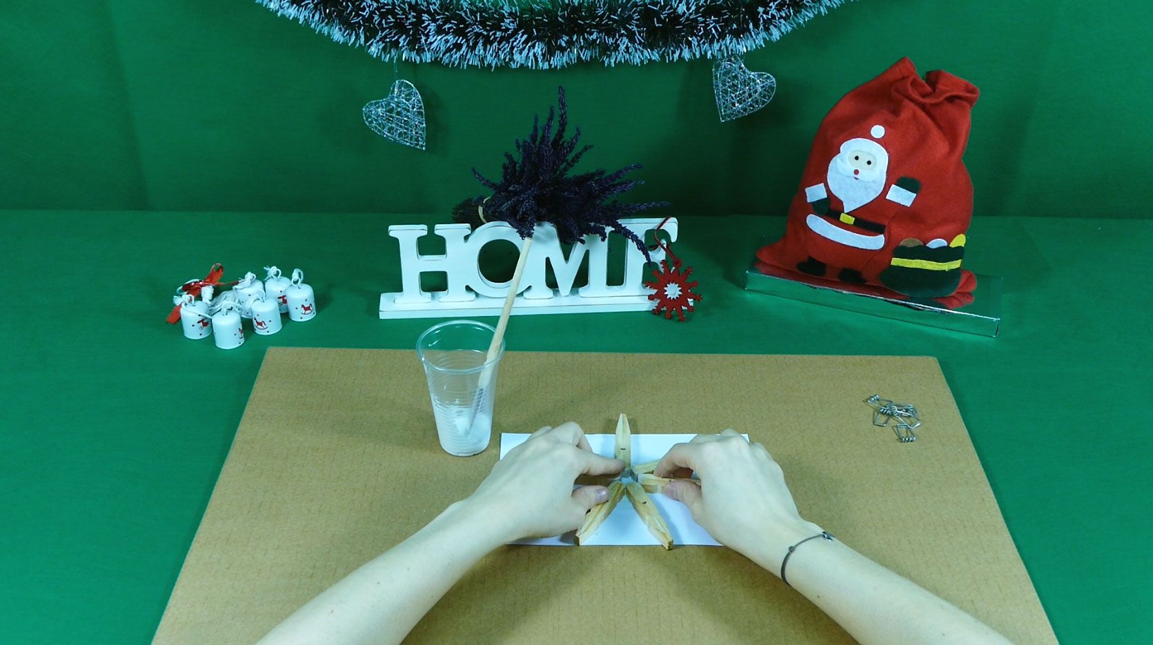 Paso tres para hacer estrellas de Navidad con pinzas de madera.