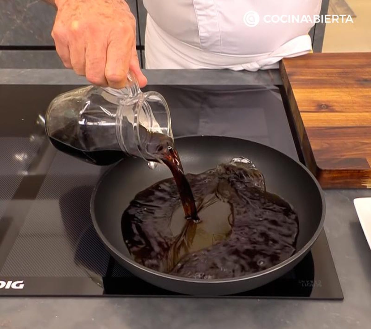 Calienta el vino a fuego medio