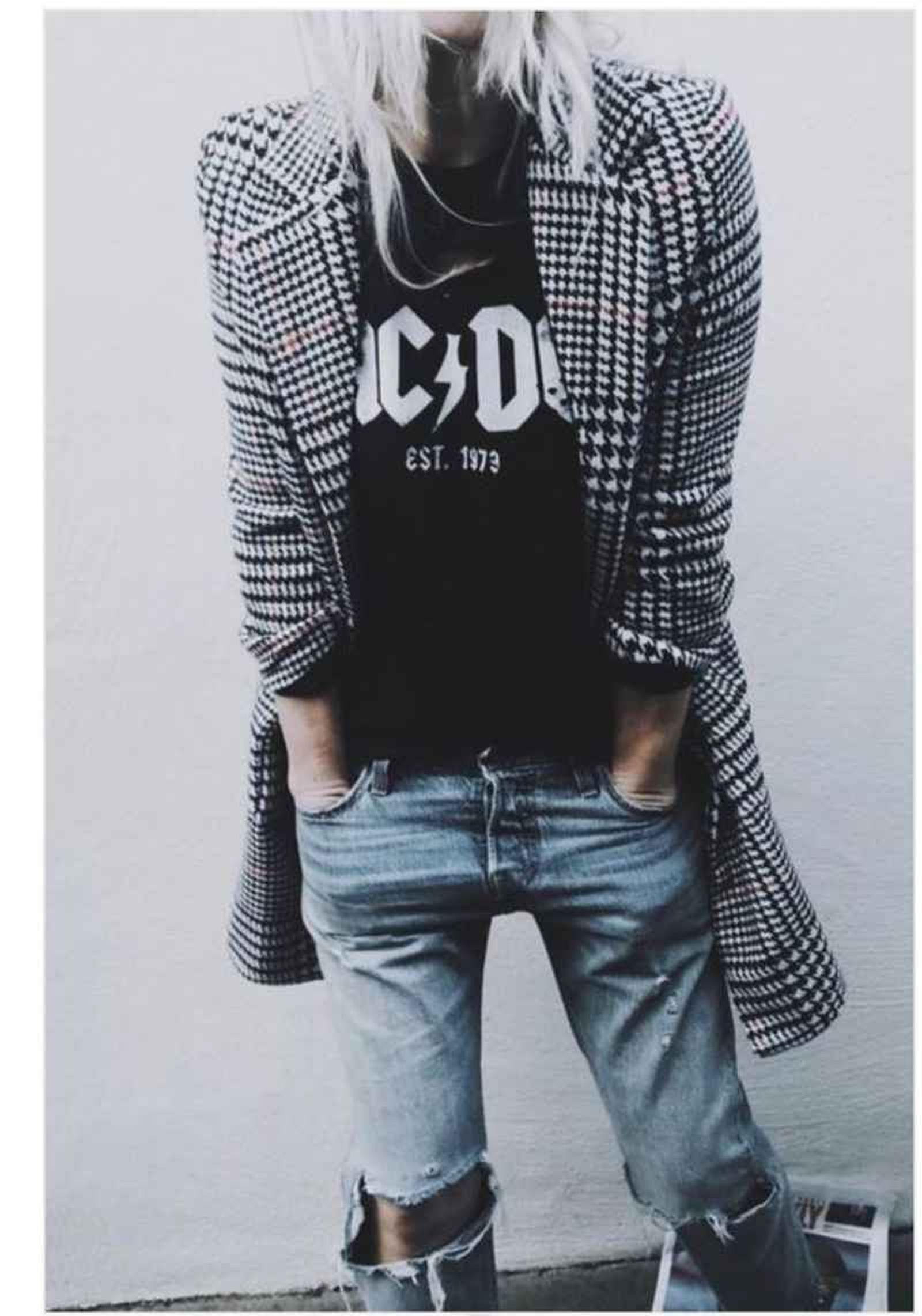 Camiseta de AC/DC con blazer de pata de gallo y vaqueros