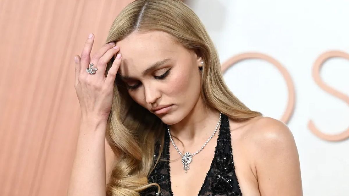 Lily-Rose Deep con manicura japonesa