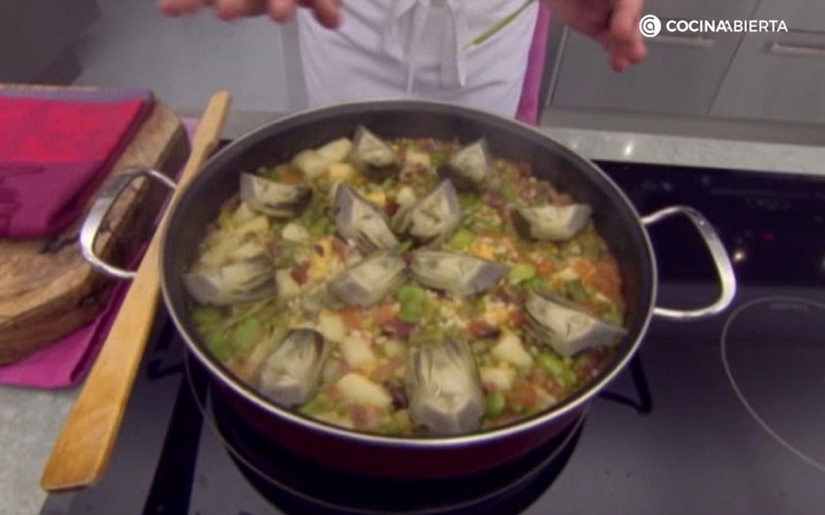 Karlos Arguiñano acaba con las alcachofas su arroz con verduras de primavera