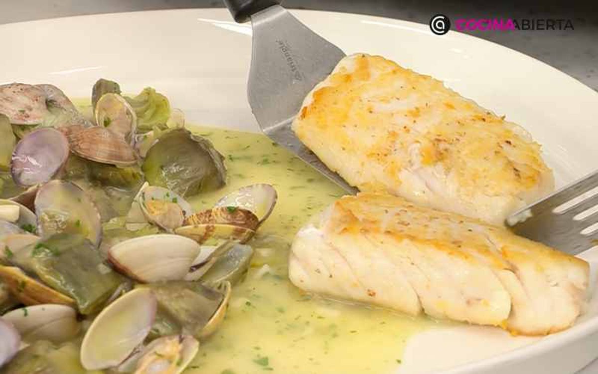 Sirve la merluza con almejas y alcachofas