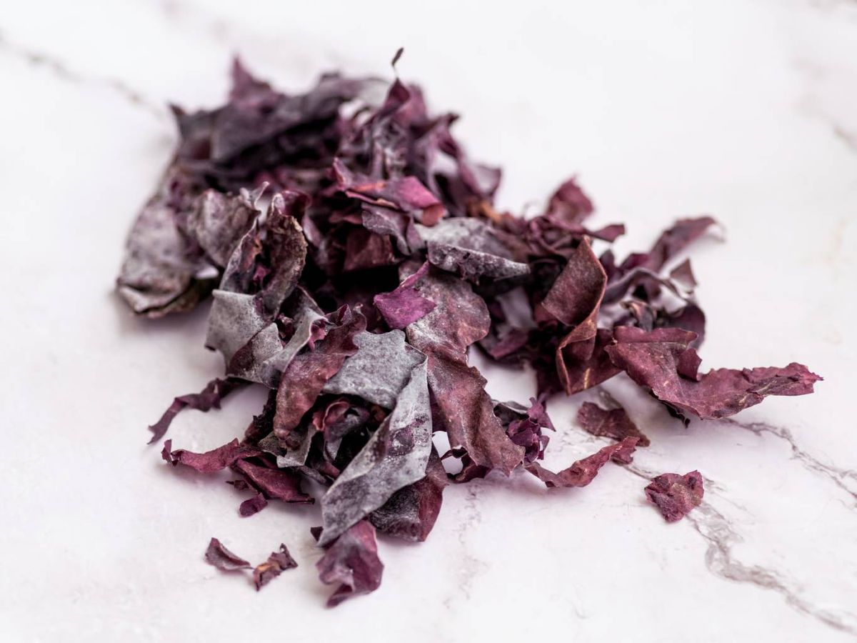 La alga dulse es muy apreciada por su sabor profundo y su versatilidad en la cocina vegana.