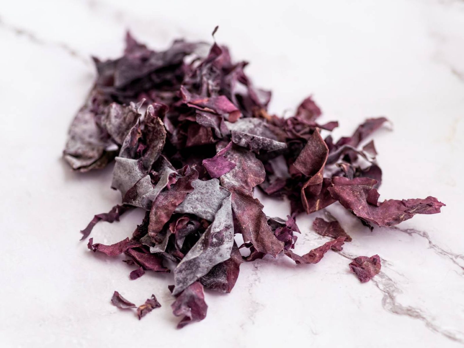 La alga dulse es muy apreciada por su sabor profundo y su versatilidad en la cocina vegana.