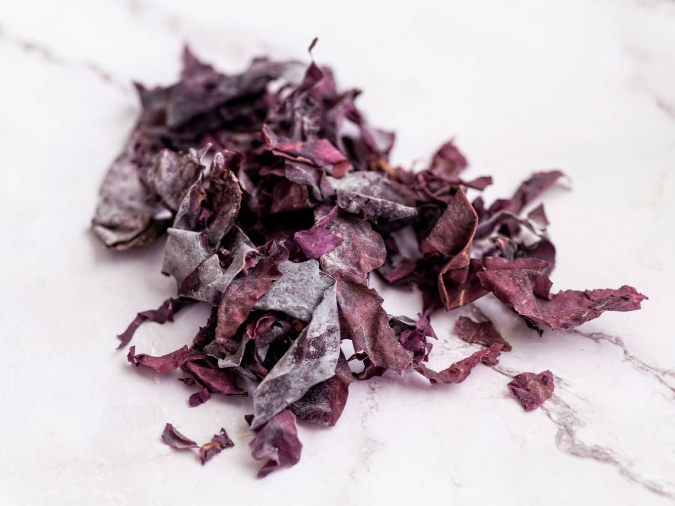 La alga dulse es muy apreciada por su sabor profundo y su versatilidad en la cocina vegana.
