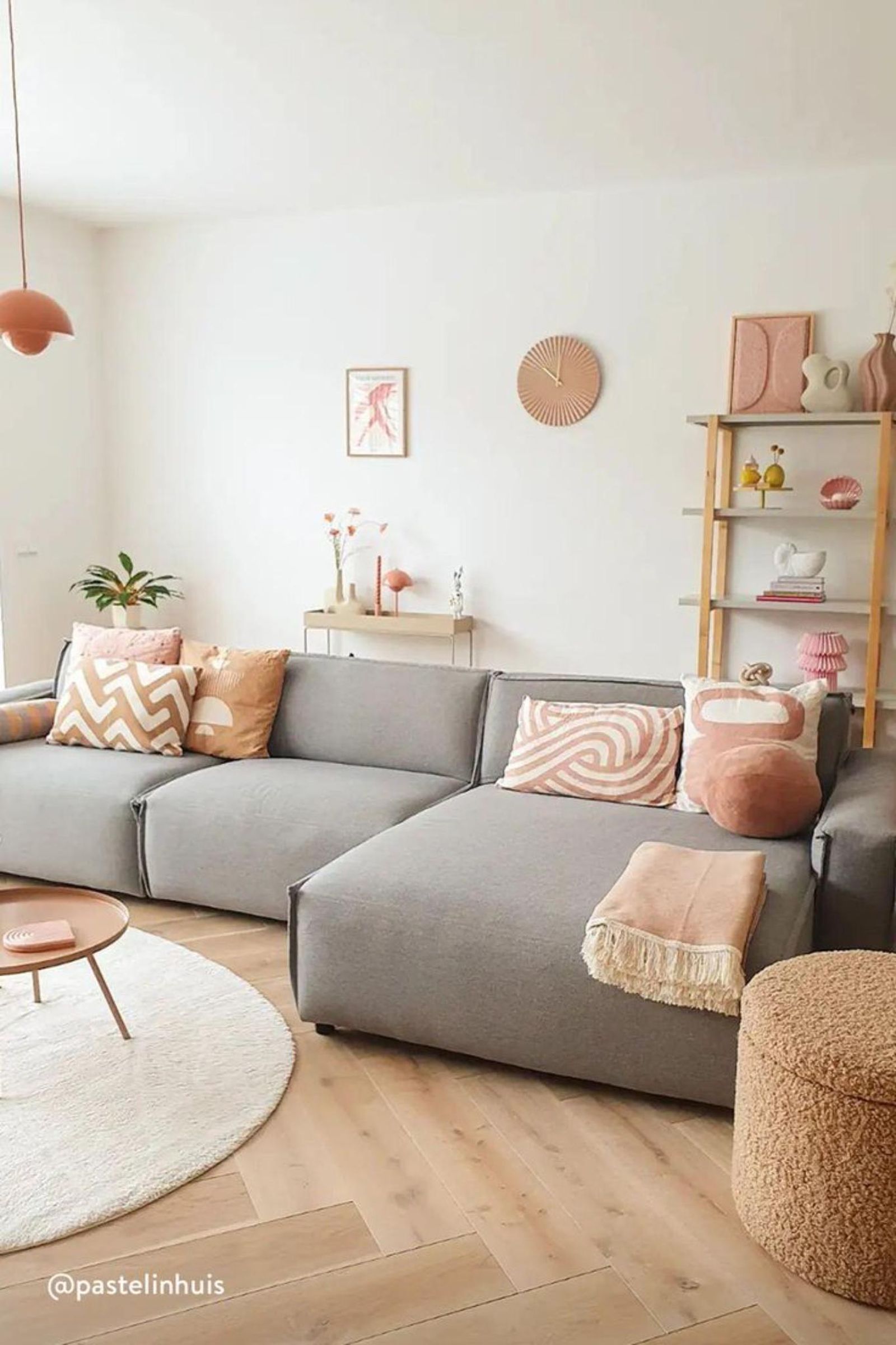 Salón acogedor con sofá gris con cojines geométricos.