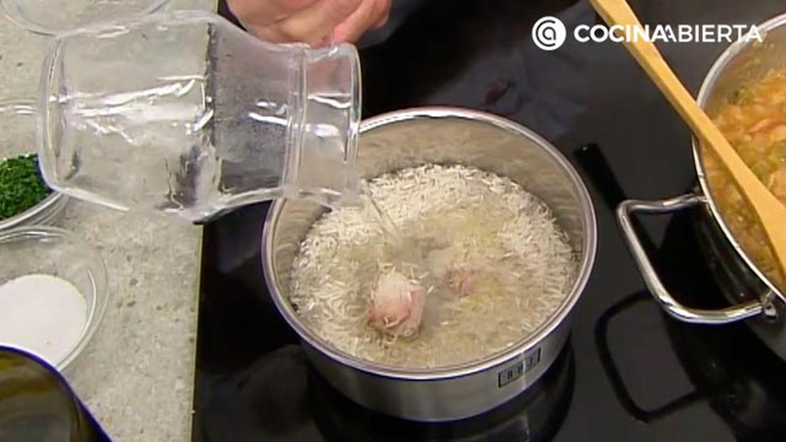 calamares en salsa de cebolla con arroz receta karlos arguinano karl68020321 paso4