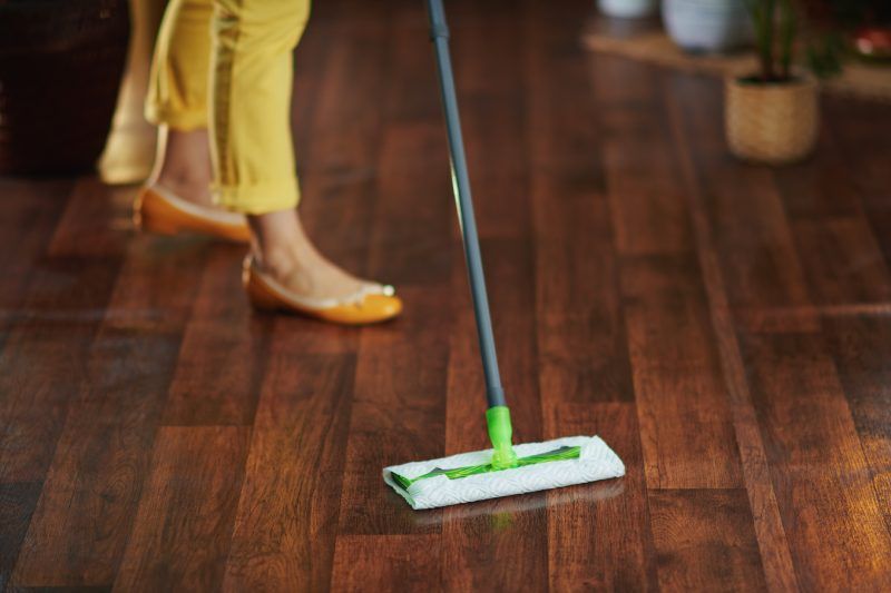 Guía para limpiar un suelo de madera natural