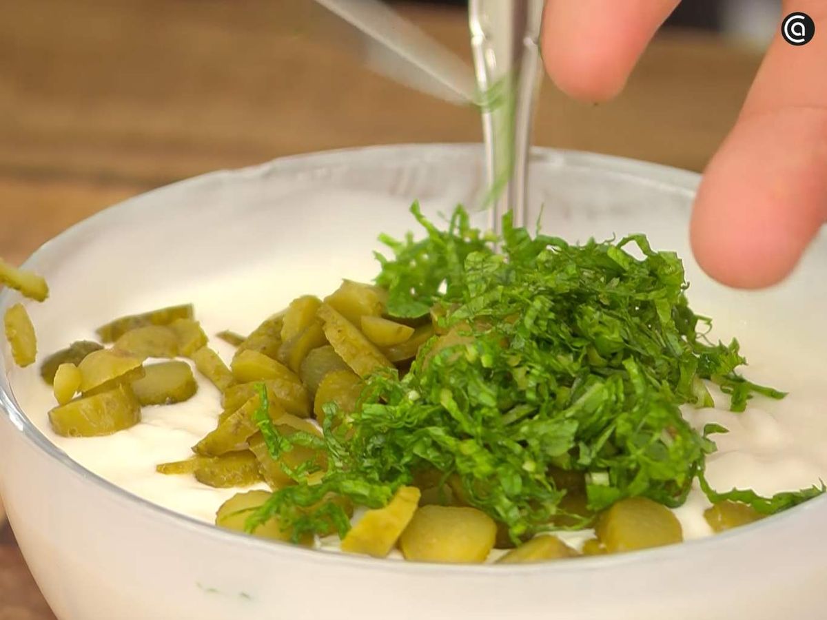 Prepara la salsa de yogur y menta