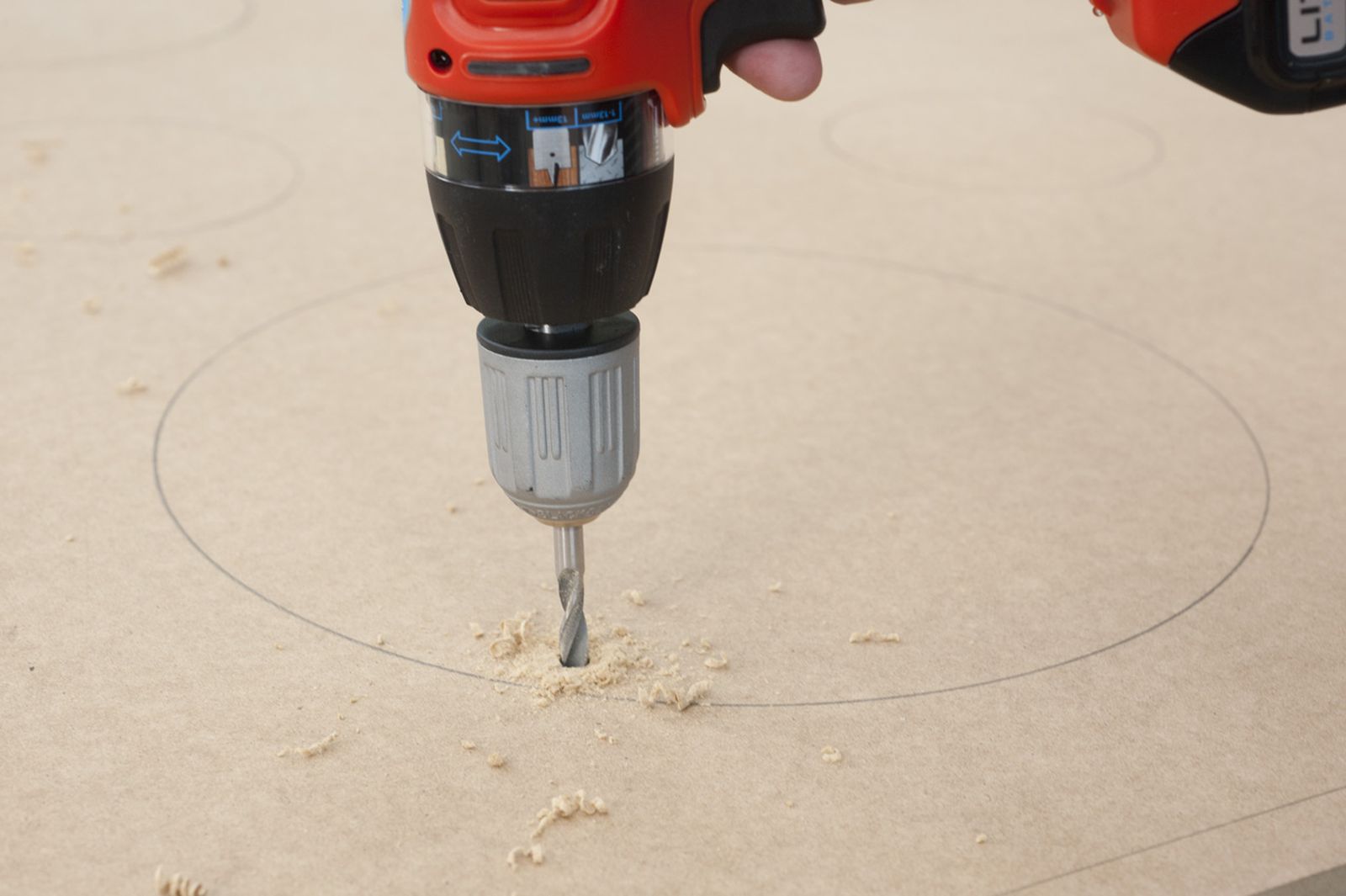 Cómo hacer un círculo en un tablero de madera paso 2
