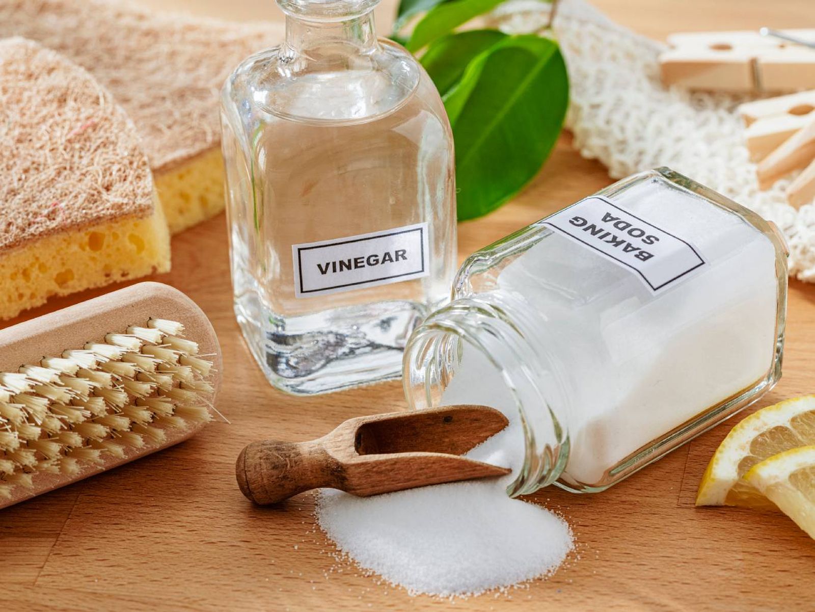 El bicarbonato y el vinagre blanco, imprescindibles en la limpieza natural del hogar.