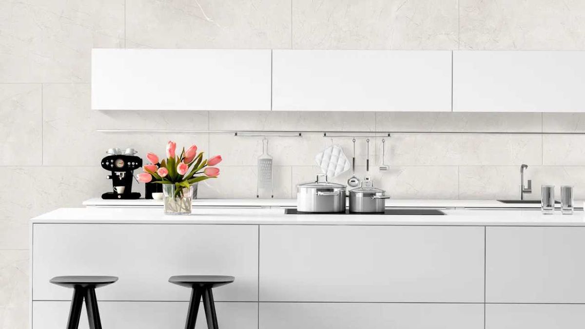 Cocina con revestimiento SPC Selene White.