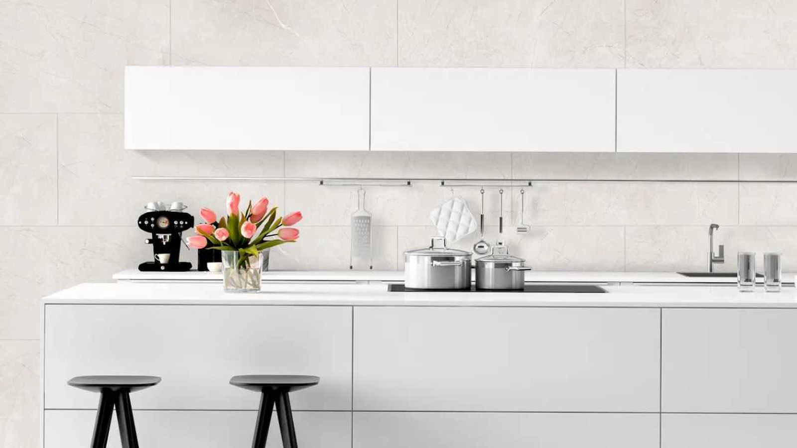 Cocina con revestimiento SPC Selene White.