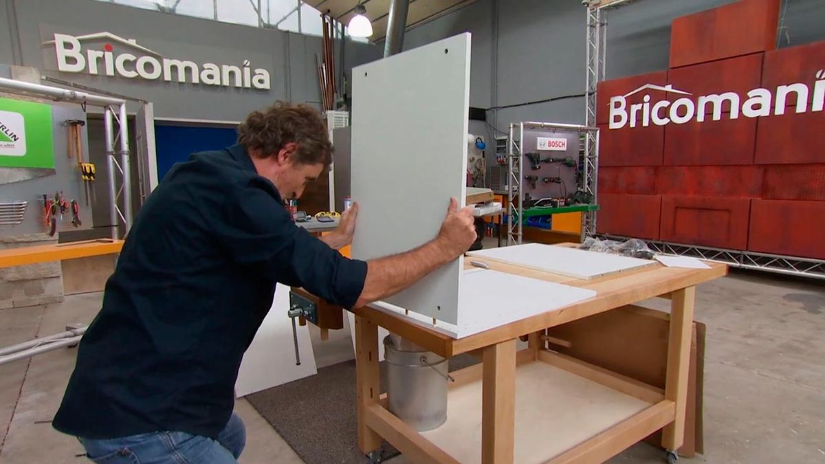 Cómo instalar una cocina en ángulo (Parte 1) paso 1