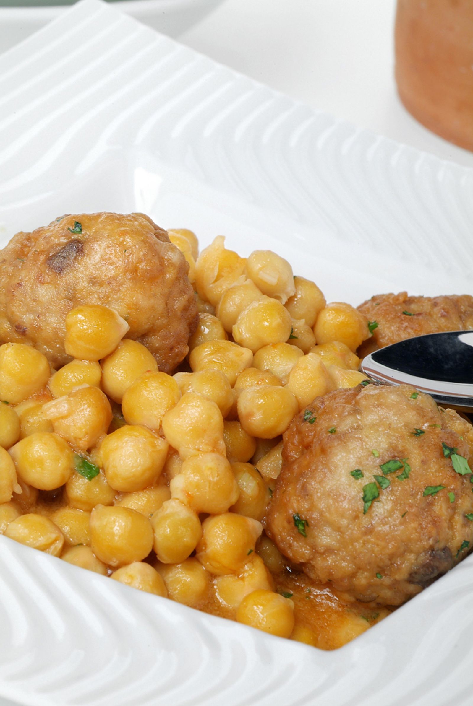 0016 GARBANZOS CON BOLITAS DE CARNE