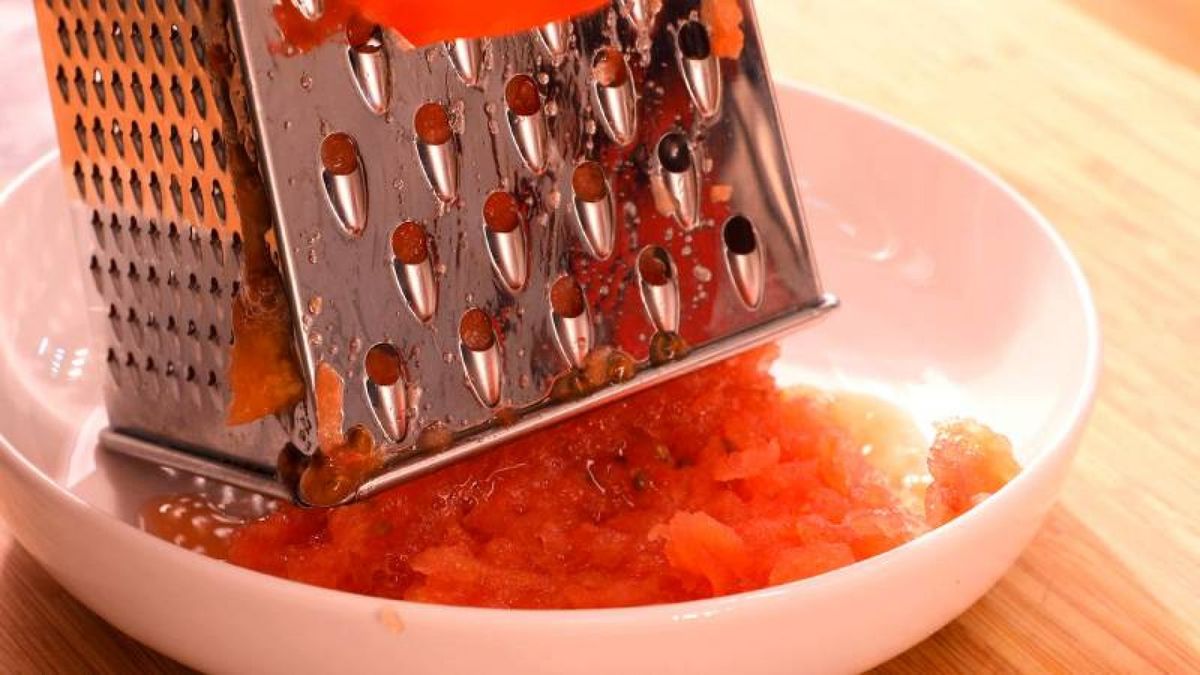 Preparando tomate fresco, un toque esencial para realzar el sabor del cordero guisado