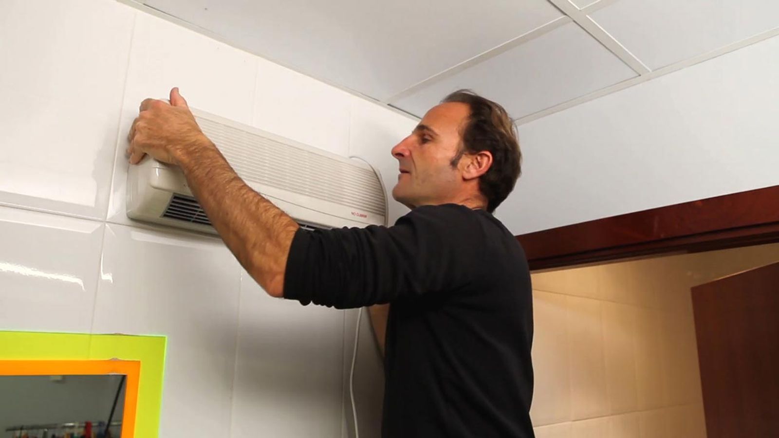 Cómo instalar un calefactor eléctrico de pared paso 7