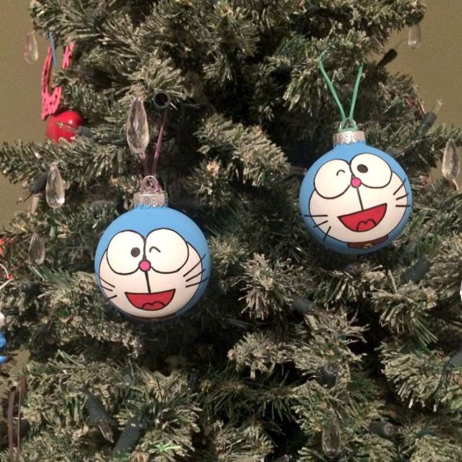 Árbol con bolas de Navidad de Doraemon.