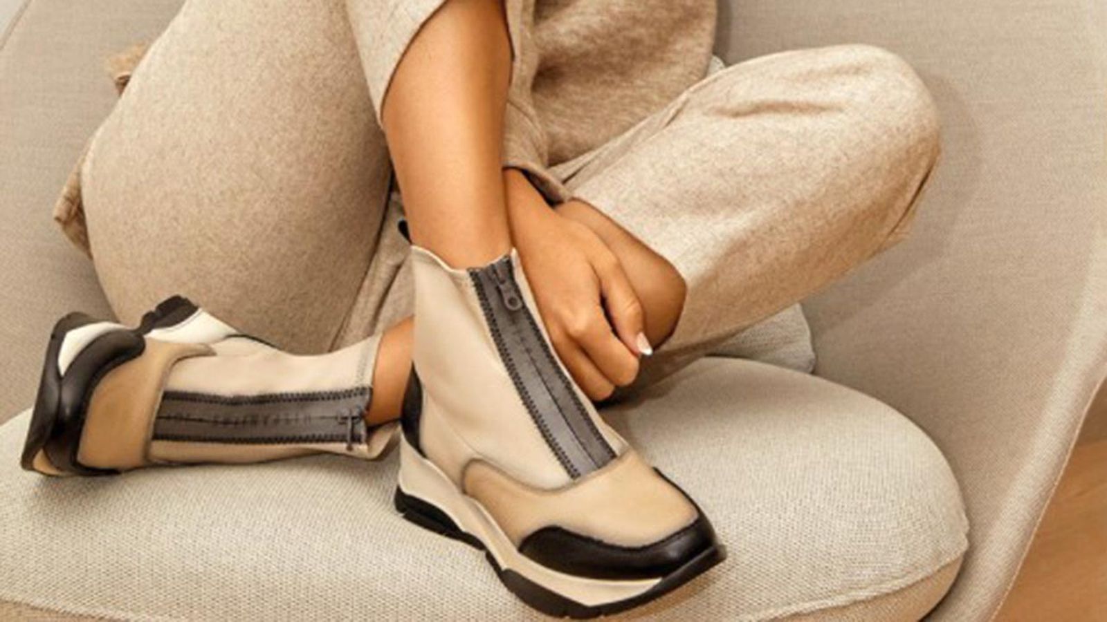 los outfits casuales con sneakers que rompen esta temporada