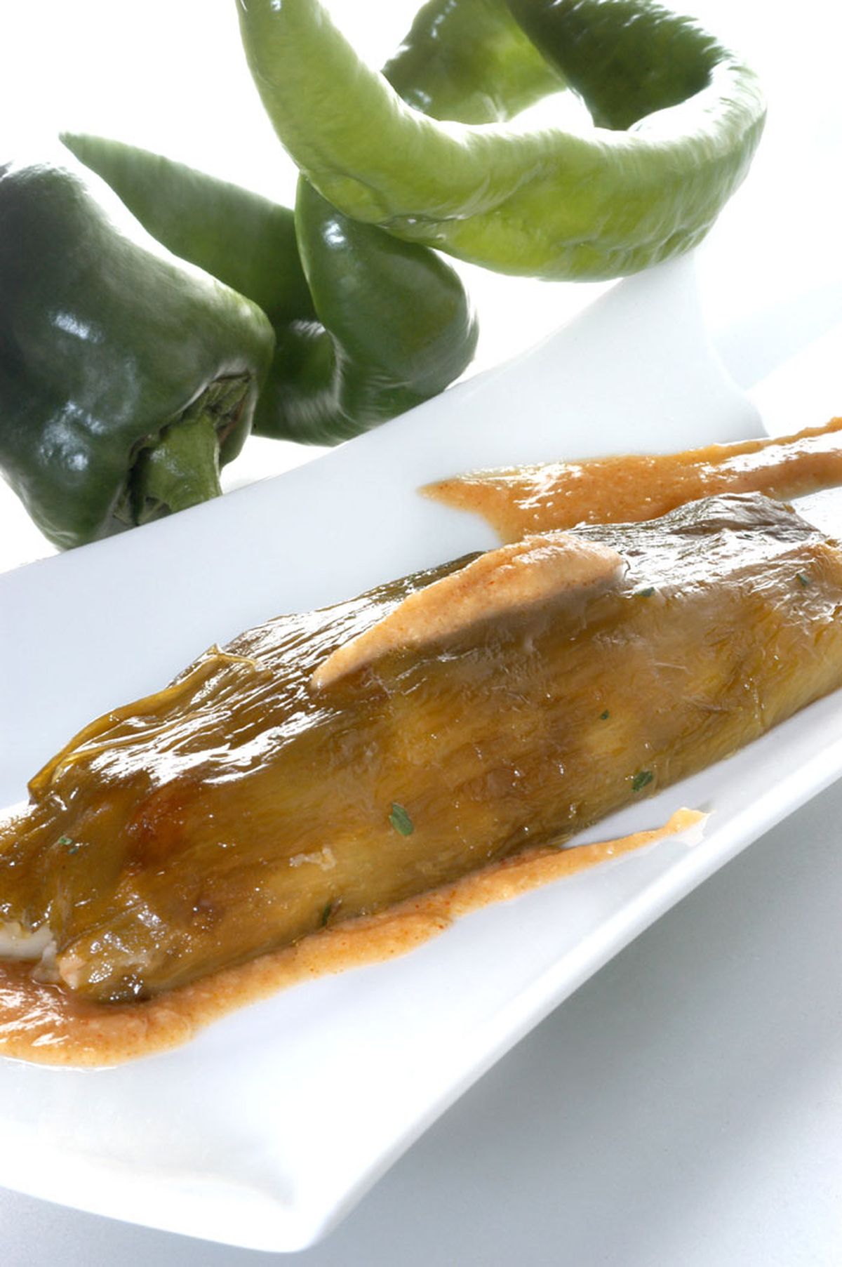 Pimientos rellenos de callos y salsa de garbanzos