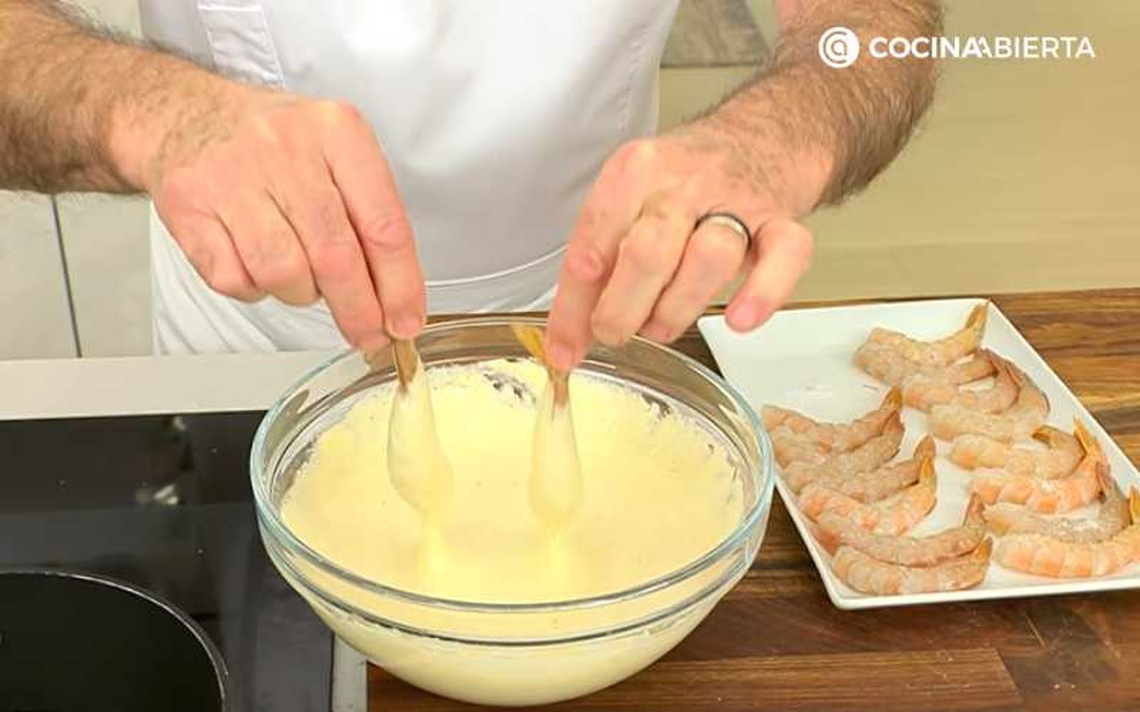 Embadurna los langostinos con pasta orly