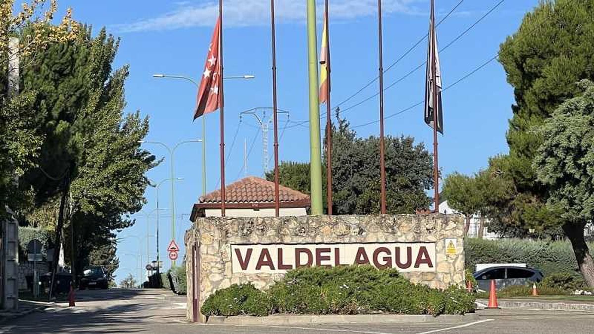 Entrada a la urbanización Valdelagua de Madrid.