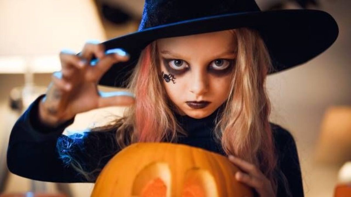 Una piel pálida y una ojera marcada son suficientes para conseguir un look terrorífico de bruja