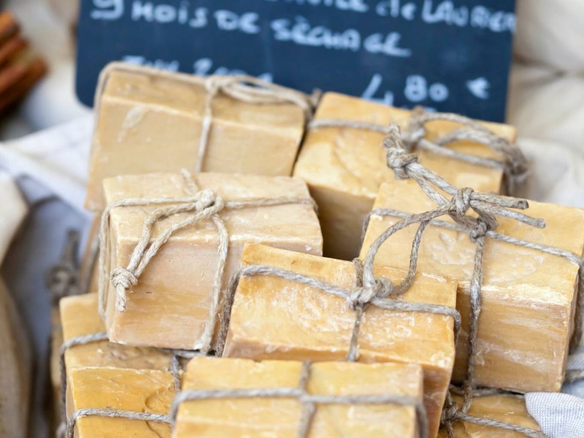 Pastillas de jabón de Alepo tradicional listas para su venta en un mercado artesanal.