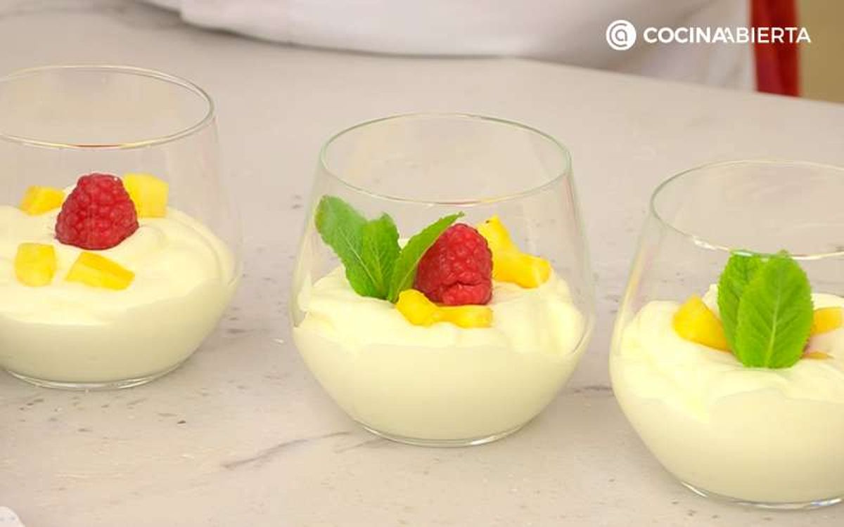 Sirve la mousse de piña y decora