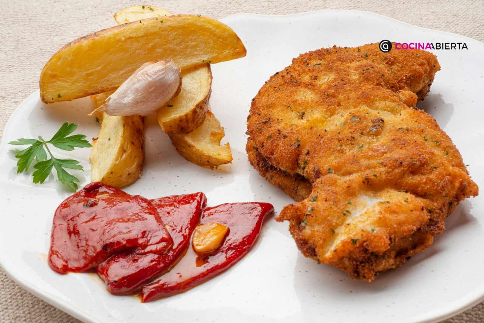 Con patatas fritas con piel y pimientos como guarnición