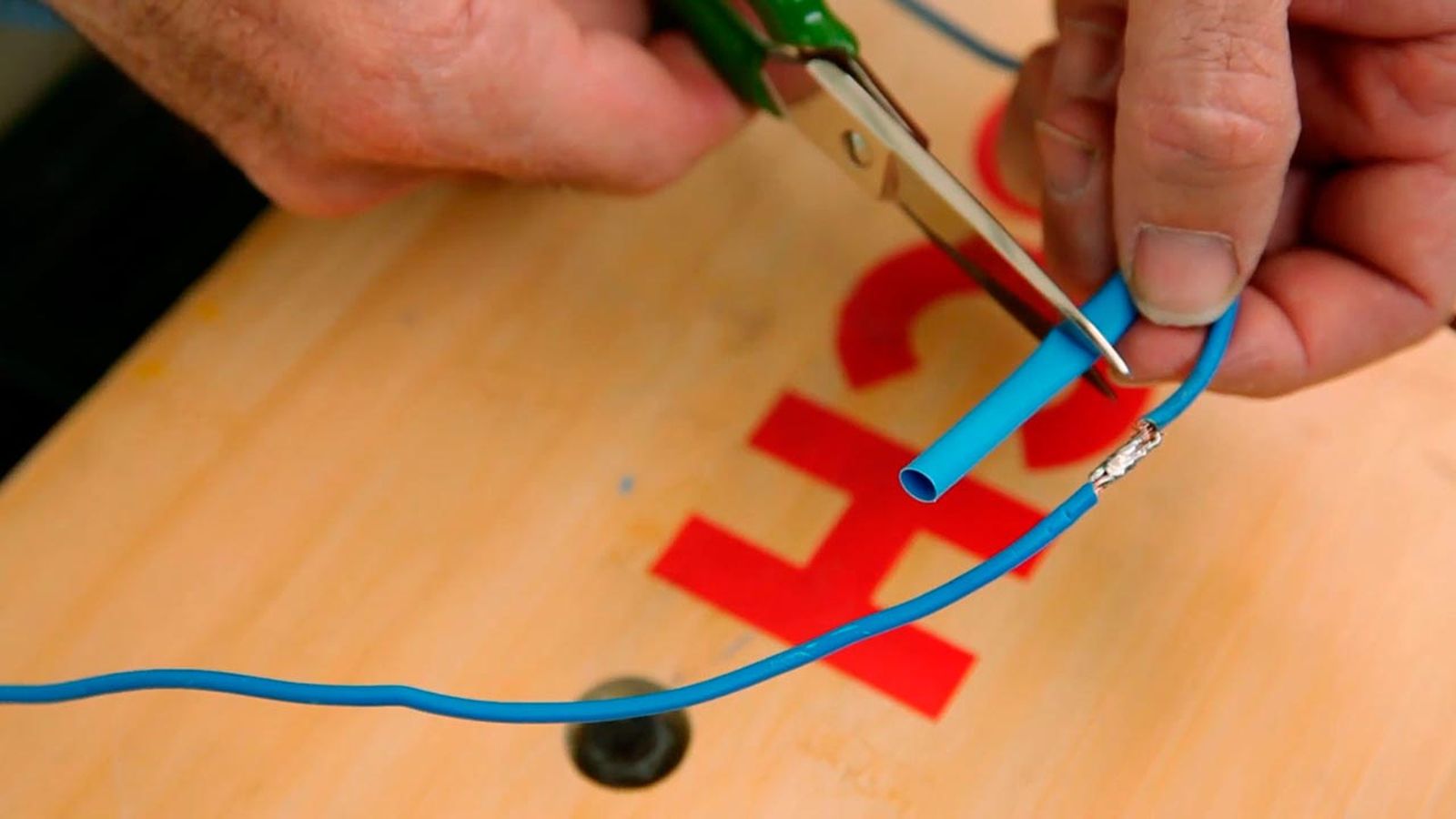 Cómo hacer conexión eléctrica con un tubo termoretráctil paso 2