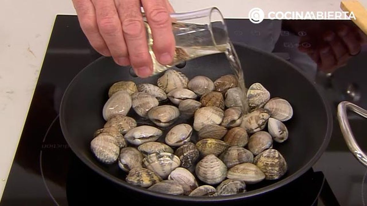 sopa de quinoa con almejas receta karlos arguinano karl67570321 paso4