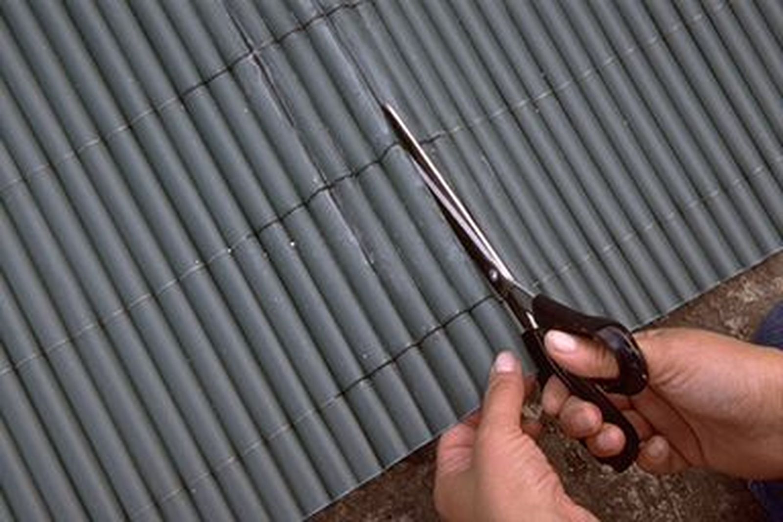 Forrar puerta metálica exterior con cañizo de plástico paso 3