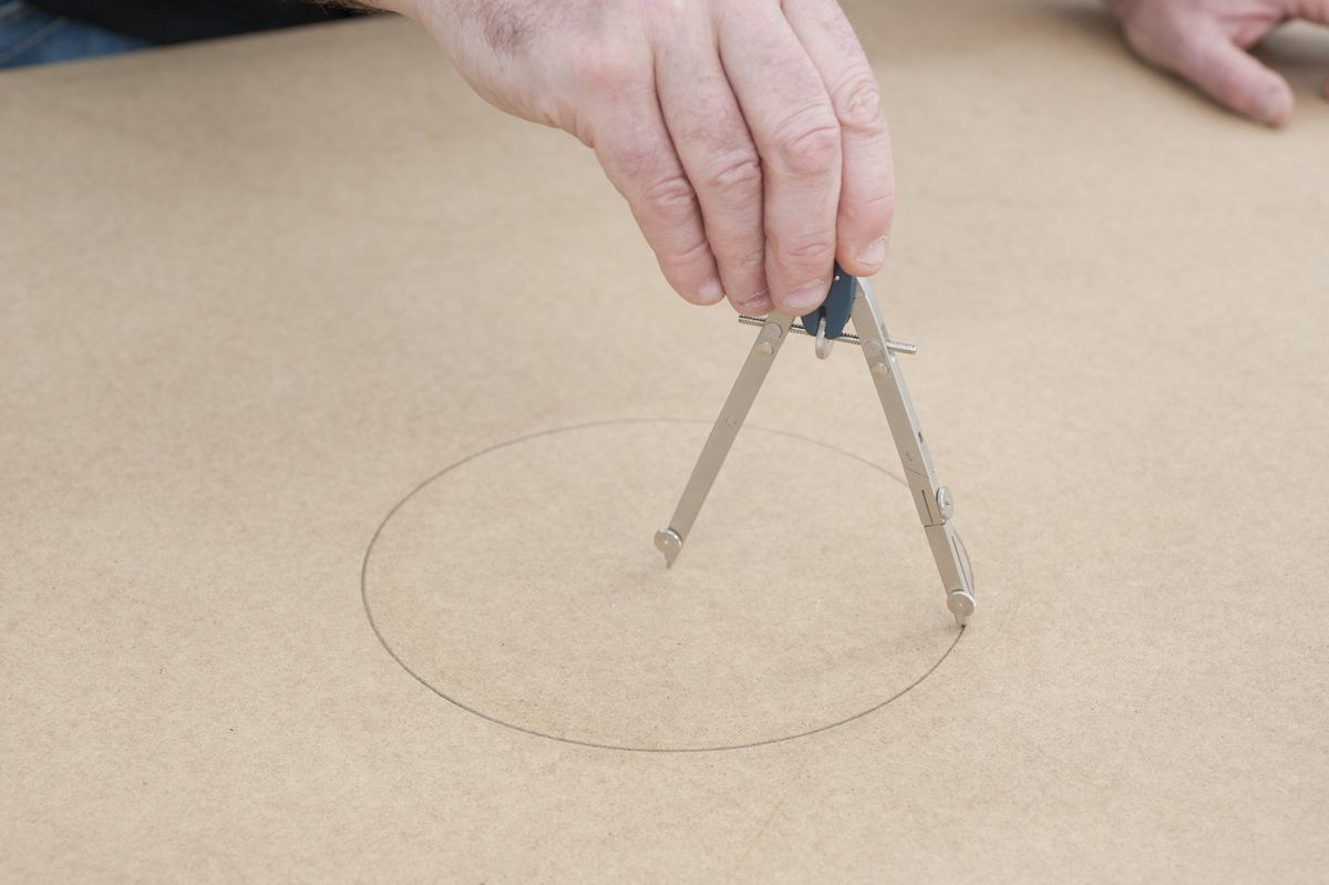 Cómo hacer un círculo en un tablero de madera paso 1