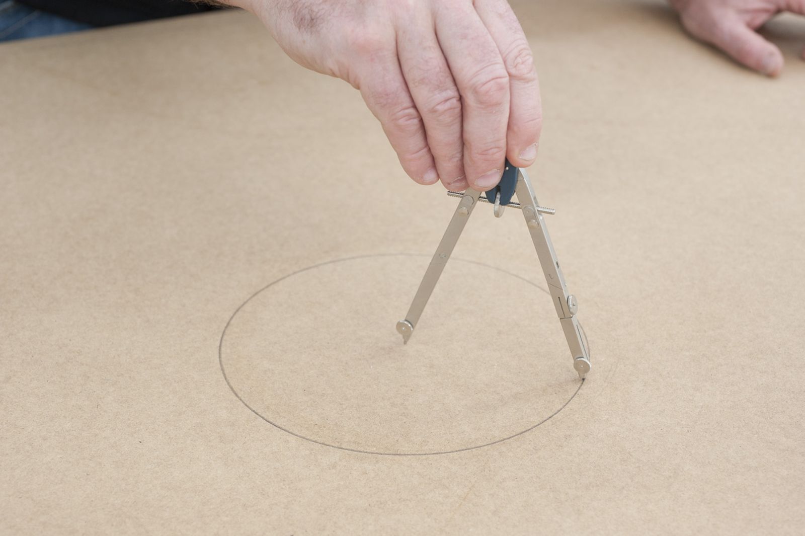 Cómo hacer un círculo en un tablero de madera paso 1