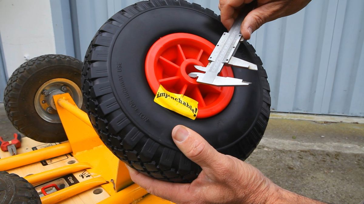 Cambiar ruedas a carretilla de mano de almacén paso 4