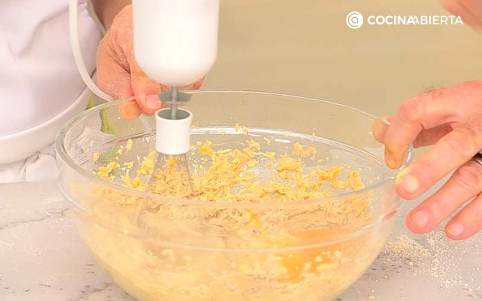 Bate los ingredientes para el bizcocho