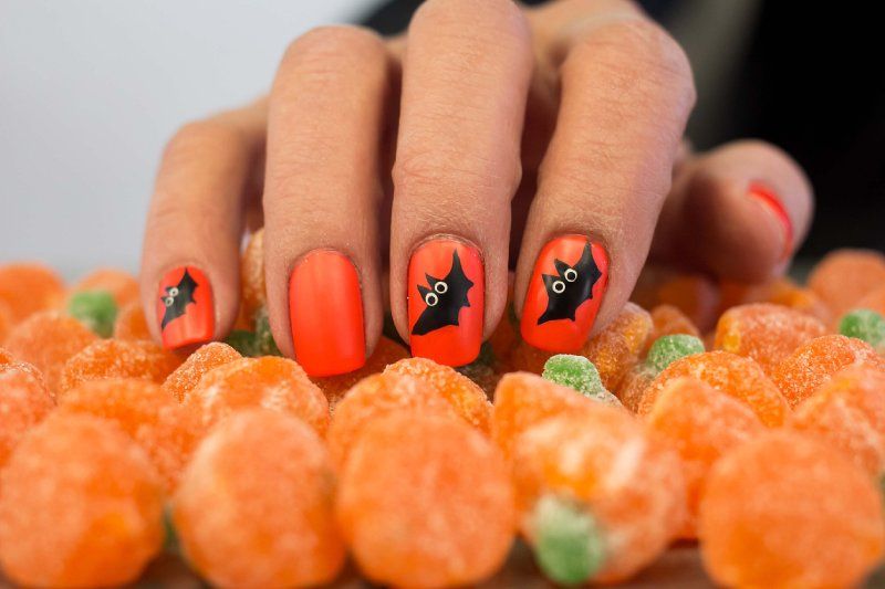 El color naranja y los murciélagos están muy asociados con la noche de Halloween