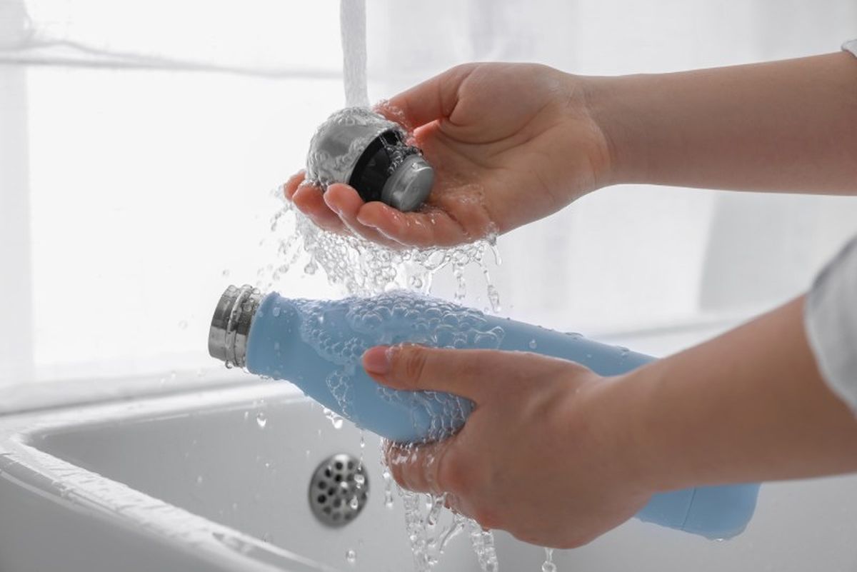 Lava tu termo a diario para que no adquiera manchas marrones