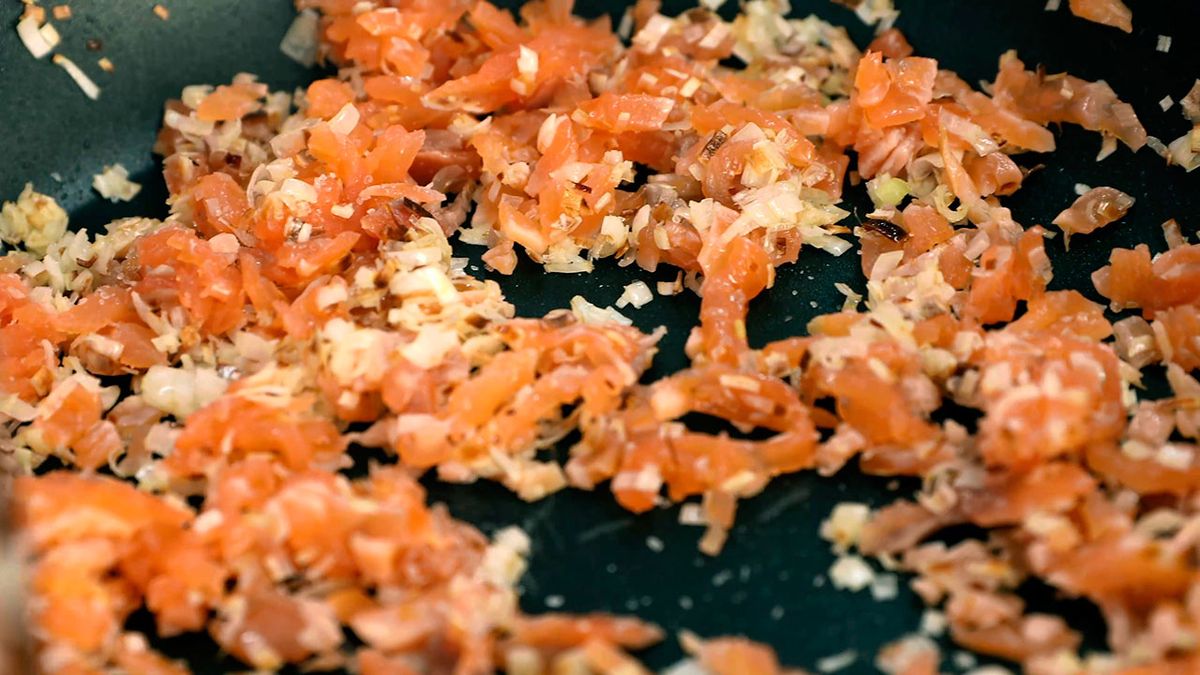 Reecta de empanadillas de salmón ahumado y queso con cebolla caramelizada  paso 3