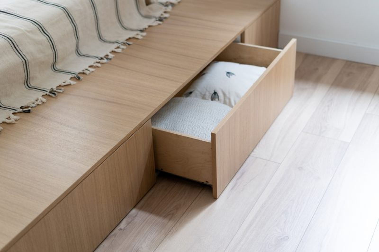 Cama con almacenamiento incorporado
