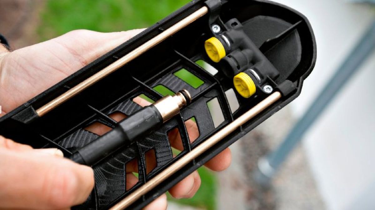 Persona limpiando los canalones / Leroy Merlin