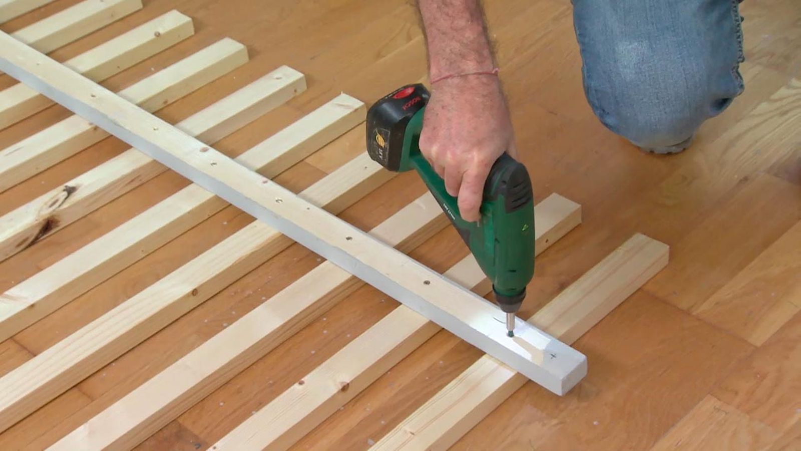 Como hacer un perchero de pared con listones de madera paso 4