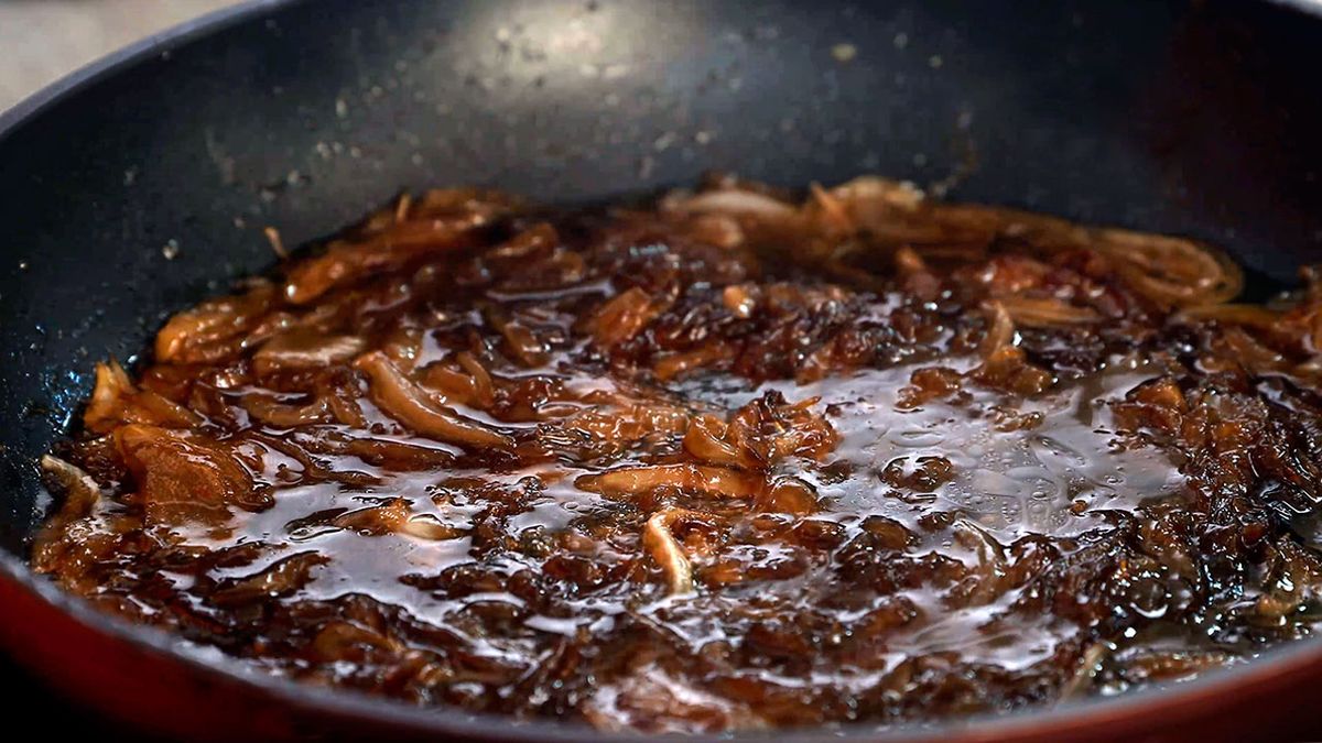 Reecta de empanadillas de salmón ahumado y queso con cebolla caramelizada  paso 1