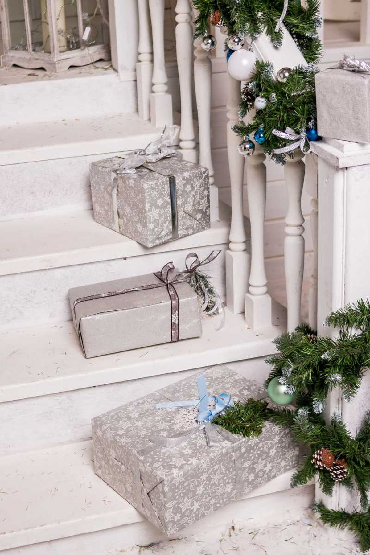 Escalera interior decorada con regalos.
